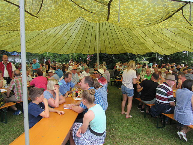 Bild 10: Bilder: Heißes Sommerfest in Engelswies mit Blaskapelle Peng