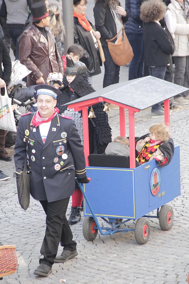 Bild 27: Bilder vom großen Kinderumzug von oben – Teil 3