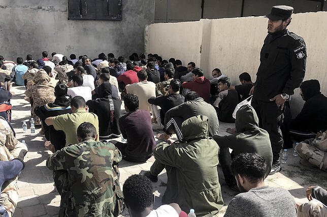 Wer hat das Sagen in Libyen? Entwaffnete Kämpfer sitzen in einer Haftanstalt.