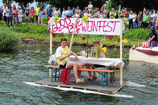 2016: „Goodbye Weinfest“ mit Fabian Kaspar und Jan-Maik Mäder. Die beiden 17-Jährigen wollten mit ihrem Boot an das nicht ...