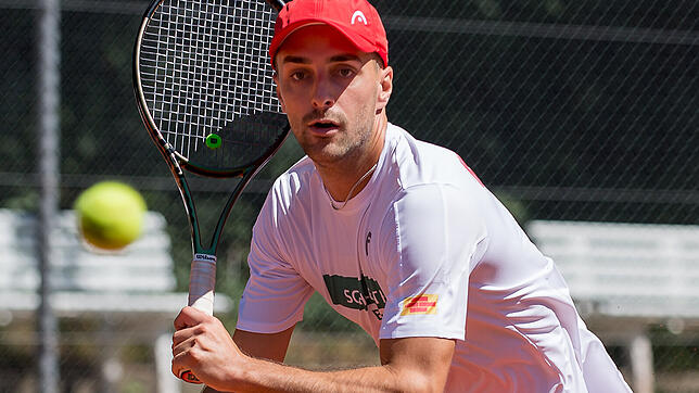 Einziger Sieger: Simon Glöckner gewann sein Match beim TC BW 64 Leimen nach starker Leistung klar in zwei Sätzen mit 6:4, 6:4. An der ...