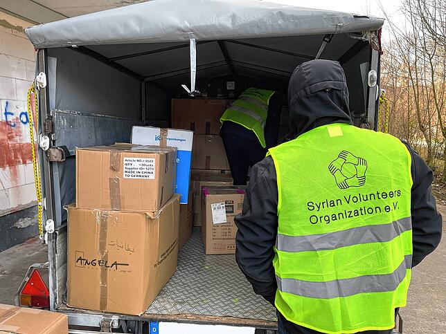 Ein Transporter der Syrischen Volunteers ist auf den Weg nach Nord-West-Syrien geschickt worden. In den Paketen sind auch Spenden ...