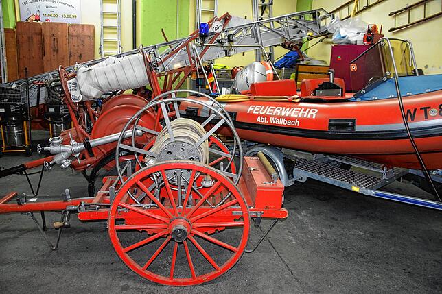 Sie haben ausgedient: Schlauchrollen und eine mechanische Leiter der Feuerwehrabteilung Wallbach – das Rettungsboot bleibt hingegen noch ...
