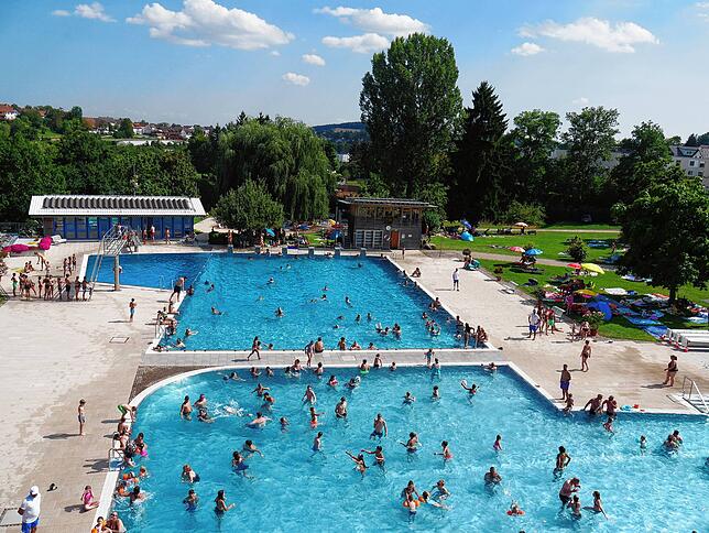 Im Engener Freibad eskaliert ein Streit zu einer großen Schlägerei.