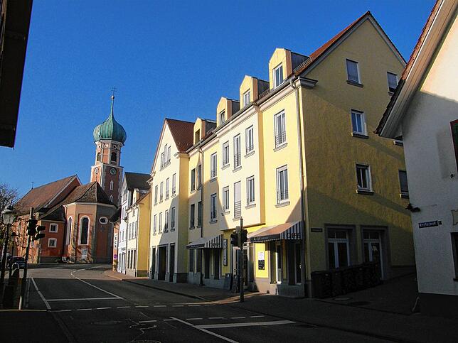 Der Blick von der anderen Seite. In diese Häuserzeile will Allensbach ein Bürgerbüro integrieren.