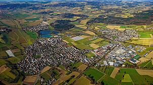 Ein Blick auf Salem aus der Luft: Zu sehen sind Mimmenhausen, wo die Unterkunft im ehemaligen Supermarkt entsteht, Neufrach, wo ...