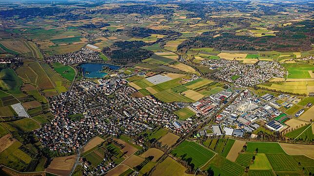 Ein Blick auf Salem aus der Luft: Zu sehen sind Mimmenhausen, wo die Unterkunft im ehemaligen Supermarkt entsteht, Neufrach, wo ...