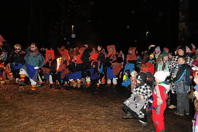 Bild 4: Schneeschreck und Riedhexen tanzen am Feuer &ndash; Alle Bilder vom Fasnachtsauftakt in Wollmatingen