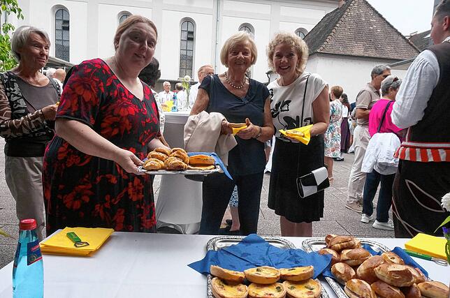 Bild 9: Bilder des Sektempfangs der Chilbi: Gute Laune auf dem Kirchplatz