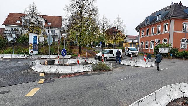 Die provisorische und unübersichtliche Regelung an der Kreuzung beim Bahnhof Reichenau bleibt noch länger erhalten. Die zuständige ...