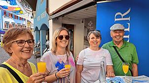 Bild : Gute Gespräche und Erfrischendes: SÜDKURIER bewirtet beim Städtle-Apéro in Tiengen