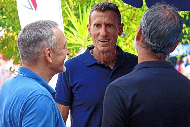 Patrik Kühnen (Mitte) 2023 im Gespräch mit Turnierdirektor Markus Dufner (rechts) und Andreas Tyrra vom Premiumsponsor Volksbank ...