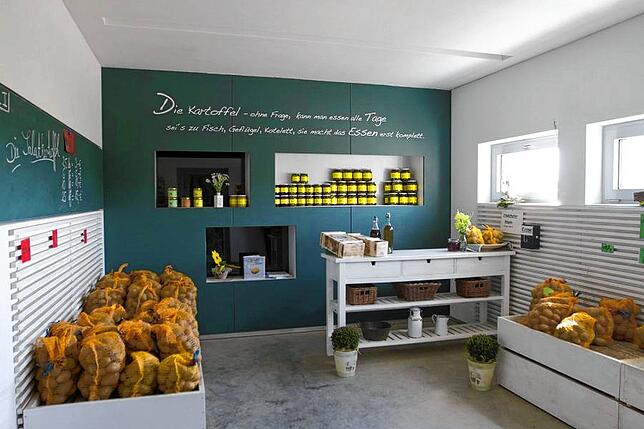 Im Jahr 2008 hat die Familie den Hofladen eröffnet. Dort gibt es neben Kartoffeln auch weitere Produkte, wie Dosenwurst, Linsen und ...