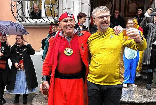 OB Martin Gruner wird in den Reihen der Leiterbachpiraten aufgenommen und vom Piratenkapitän Martin Siebold willkommen geheißen.