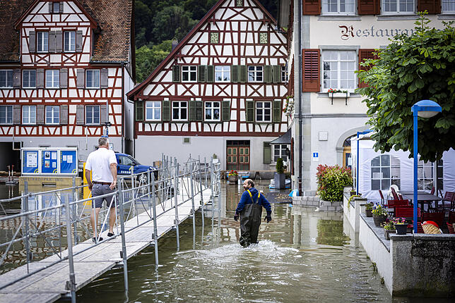 Hochwasser in der Schweiz In Berlingen werden Stege gebaut: Die Schweiz hat für den westlichen Teil des Bodensees die höchste Gefahrenstufe ausgerufen. An ...