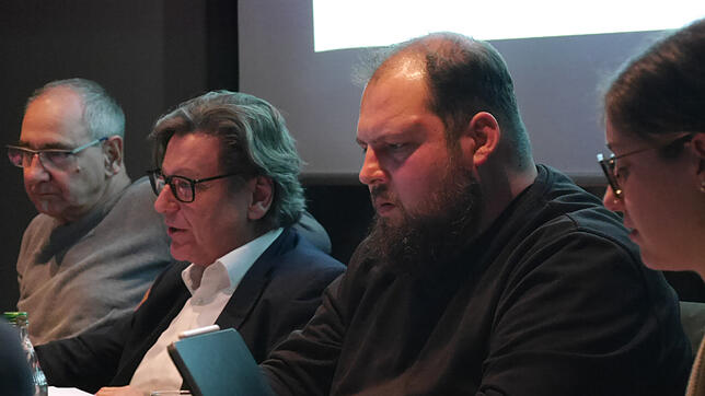 Die Zahlen für den Haushalt 2025 stimmen die Verwaltungsreihe im Gemeinderat nicht froh (von links): Kämmerer Dieter Rihm, Bürgermeister ...