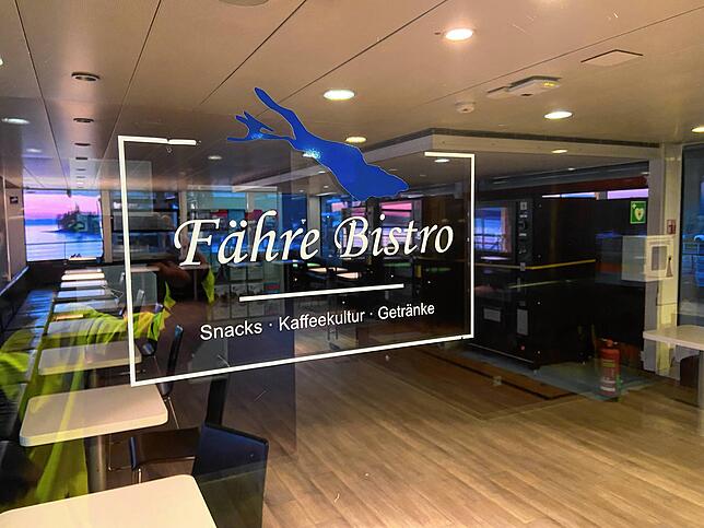 Auf der Fähre „Lodi“ der Stadtwerke Konstanz ist im bisherigen Bistro-Bereich der Tresen ausgebaut, stattdessen stehen dort Automaten.