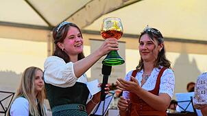 Geschafft: Die Weinprinzessin 2025/26 Lena Stoll bringt eröffnet mit einem Trinkspruch das Winzerfest. Foto: Cindy Rebmann