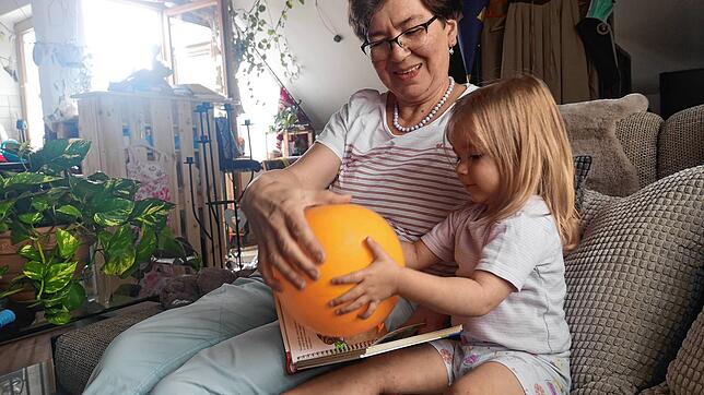 Dorfhelferin Susanne Matthes beschäftigt sich mit der kleinen Tochter einer Familie aus Wilhelmsdorf-Niederweiler, deren Mutter ...