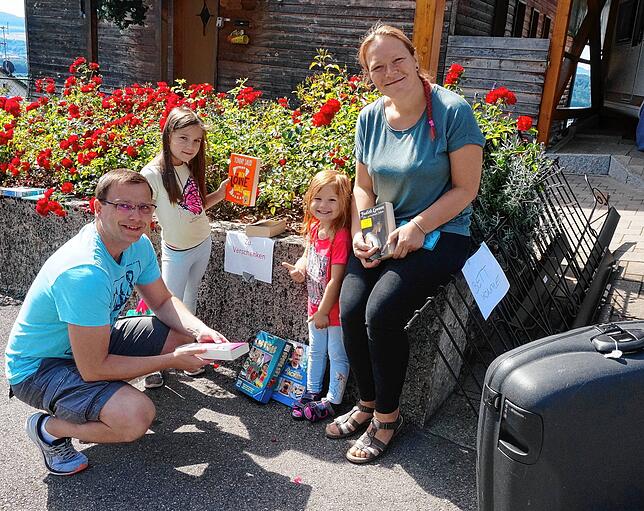Familienbummel: Die Familie Taubert wohnt in der Haspelstraße und schaut, was die Nachbarn so alles rausgestellt haben.