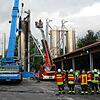 Mit einem Schwerlastkran wurde ein Siloturm nach dem eigentlichen Löscheinsatz am Sonntagabend abgesichert. Unterstützt wurden die ...