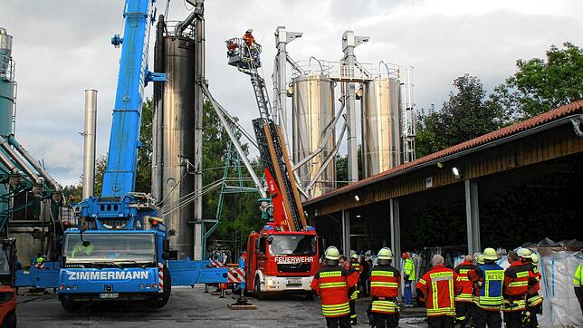 Mit einem Schwerlastkran wurde ein Siloturm nach dem eigentlichen Löscheinsatz am Sonntagabend abgesichert. Unterstützt wurden die ...