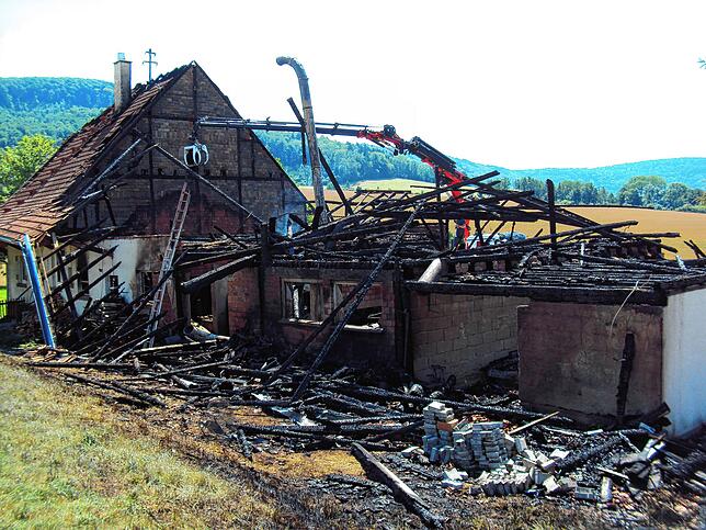 Die Brandruine des abgebrannten Ökonomiegebäudes nach dem Feuer.