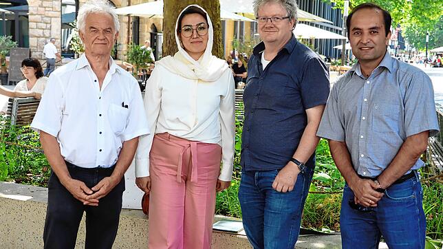 Der Insi-Vorsitzende Bernhard Grunewald (von links) mit Zainab Hussaini, Caritas-Geschäftsführer Wolfgang Heintschel und Ajmal Farman ...