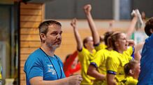 Trainer Martin Gerstenecker und die Spielerinnen des SV Allensbach hatten gegen Wolfschlugen viel zu jubeln.