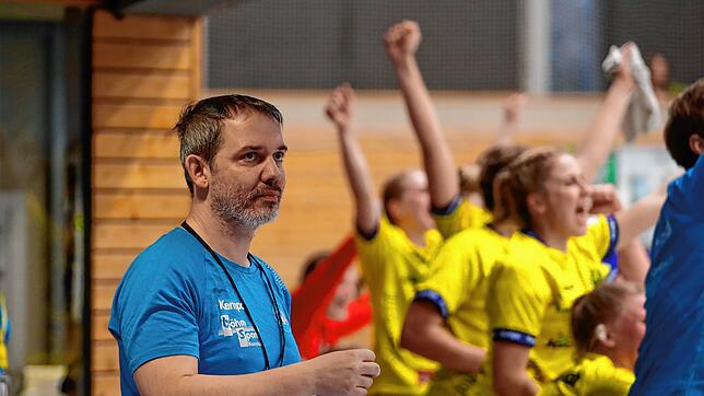 Trainer Martin Gerstenecker und die Spielerinnen des SV Allensbach hatten gegen Wolfschlugen viel zu jubeln.