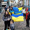 Nach der Kundgebung ziehen etwa 300 Demonstranten durch die Radolfzeller Innenstadt und erinnern an den russischen Angriffskrieg gegen ...