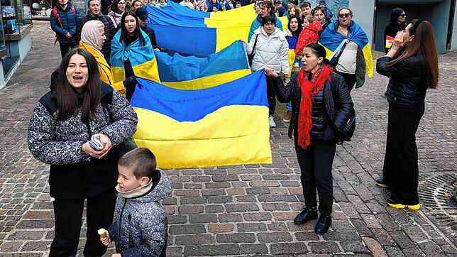 Nach der Kundgebung ziehen etwa 300 Demonstranten durch die Radolfzeller Innenstadt und erinnern an den russischen Angriffskrieg gegen ...