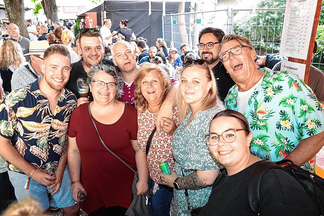 Bild 16: Bilder vom Weinfest Konstanz 2024: Feiern auf dem Stephansplatz