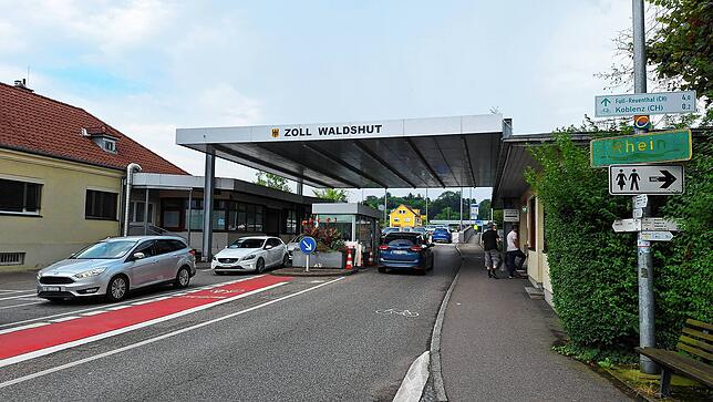 Beim Zoll in Waldshut stehen die Schweizer Schlange.