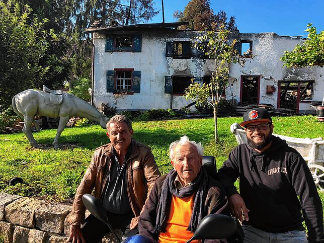 Da waren es noch drei Generationen vor der damaligen Brandruine des Hofes Balisheim im Jahr 2018: Heinz Burkart, Albert Burkart und ...