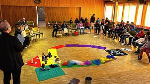 Pfarrer Fabian Schneider mit den Erstkommunionkindern der Seelsorgeeinheit Bonndorf-Wutach bei einem Vorbereitungs-Workshop im ...