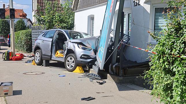 Der damals 85-Jährige kam mit seinem Auto nach links von der Straße ab und erfasste die Mutter und das Mädchen. (Archivbild)