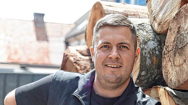 Maximilian Hug beliefert vom Standort Vöhrenbach aus Kunden aller Art mit dem Brennstoff Holz. Foto:Ramona Kaltenbach