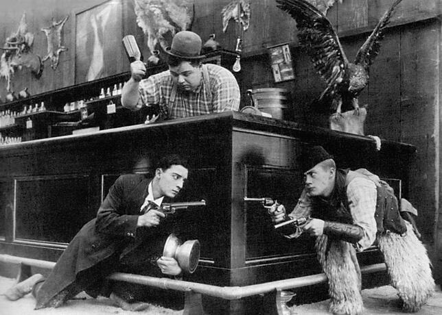 Szene aus dem Film „Out West“ von 1918 mit Buster Keaton, Roscoe Aruckle und Al St. John (von links).