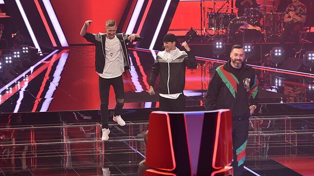 Phillip Lemanski (links) und Danny Fechtig (Mitte) nach ihrem Auftritt bei den Blind Auditions mit ihrem Coach Sido.