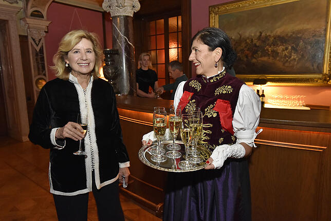 Massimiliana zu Fürstenberg und Anke Huchler vom Frohsinn, der traditioniell im Schloss die Bewirtung übernimmt.