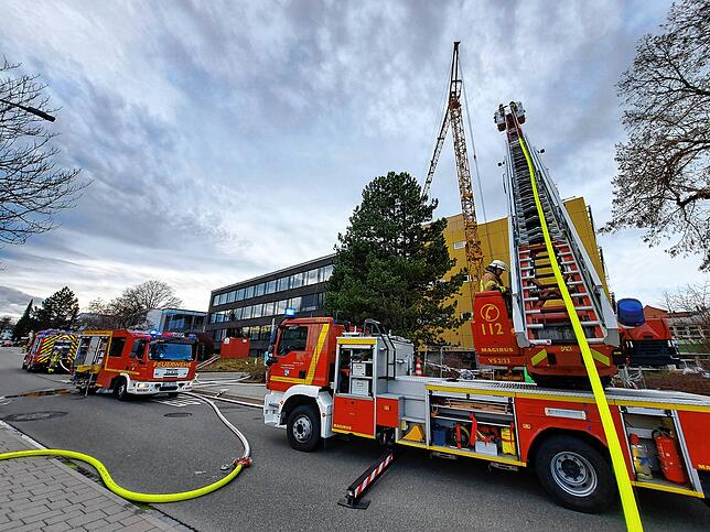 Die Feuerwehr ist am Mittwoch, 14. Februar, gegen 16 Uhr mit Drehleiter und weiteren Fahrzeugen im Einsatz an der Gewerbeschule: Ein ...