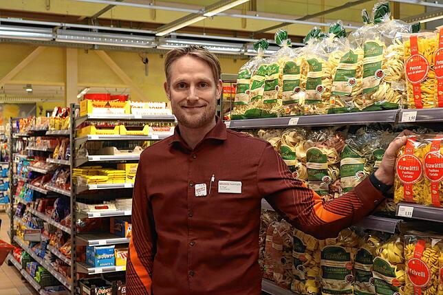 Migros Geschäftsführer Martin Rupf zeigt das breite Sortiment an Nudeln und Schokolade. Diese Produkte sind bei den deutschen Kunden ...