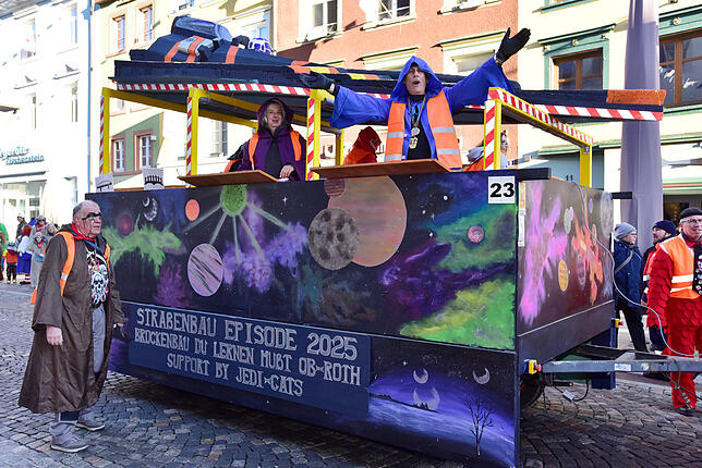 Bild 19: Die Katzenmusik marschiert in die Villinger Innenstadt ein