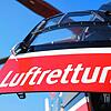 Ein abflugbereiter Rettungshubschrauber (Symbolbild). Bei einem schweren Unfall auf der B315 bei Stühlingen werden zwei Menschen ...