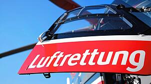 Ein abflugbereiter Rettungshubschrauber (Symbolbild). Bei einem schweren Unfall auf der B315 bei Stühlingen werden zwei Menschen ...