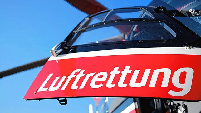 Ein abflugbereiter Rettungshubschrauber (Symbolbild). Bei einem schweren Unfall auf der B315 bei Stühlingen werden zwei Menschen ...