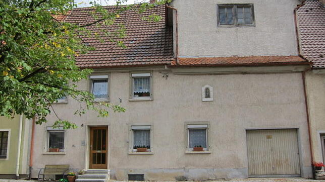 Ein ganz typisches Bauernhaus mit Wohntrakt (links) und Ökonomieteil (rechts). Auf diesem Foto war das Scheunentor schon einem ...