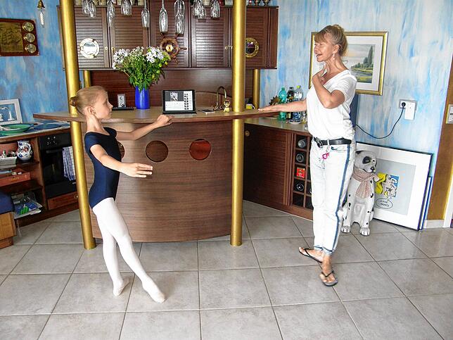 Tanzlehrerin Nataliia Donets aus Kiew unterrichtet ihre Schülerin Veronika Lukianenko im März 2022 im Gästezimmer von Gaby Hauptmann.