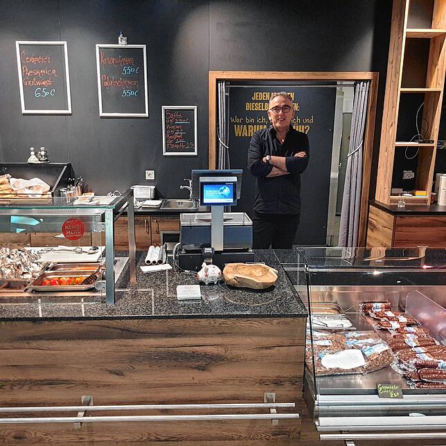 Zlatko Surbatovic hinter der Theke mit Imbiss (links) und Rohwurst sowie Schinken (rechts).